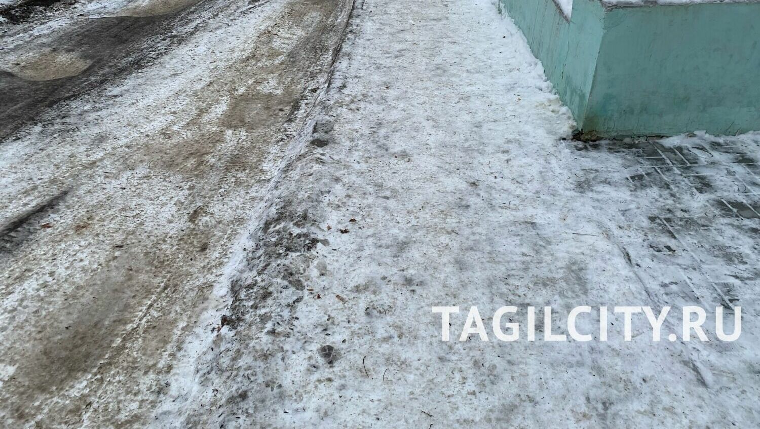 Лед на тротуаре возле дома на улице Зари, 47