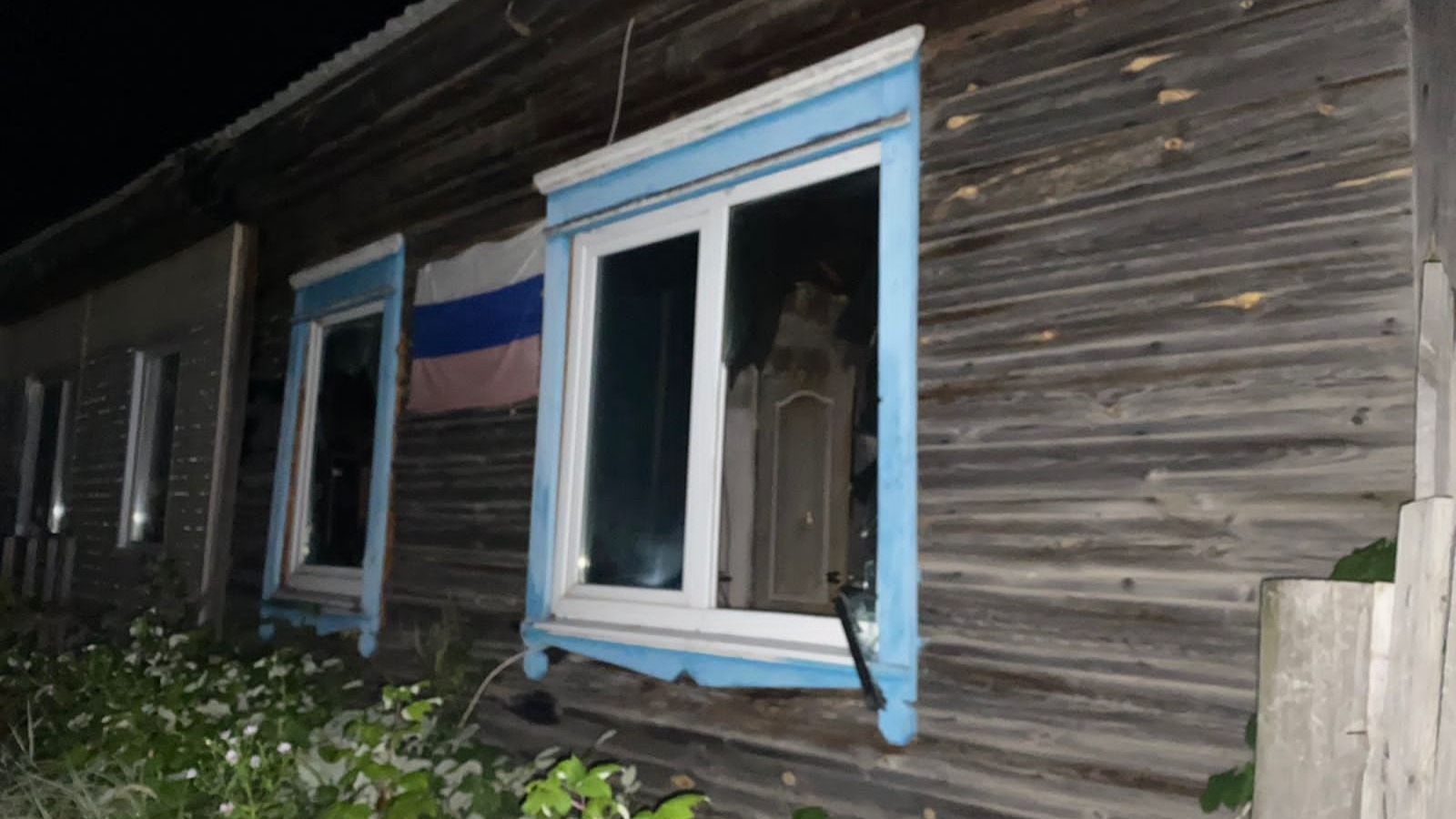 Нетрезвую мать спасли из горящего дома в поселке Первомайский
