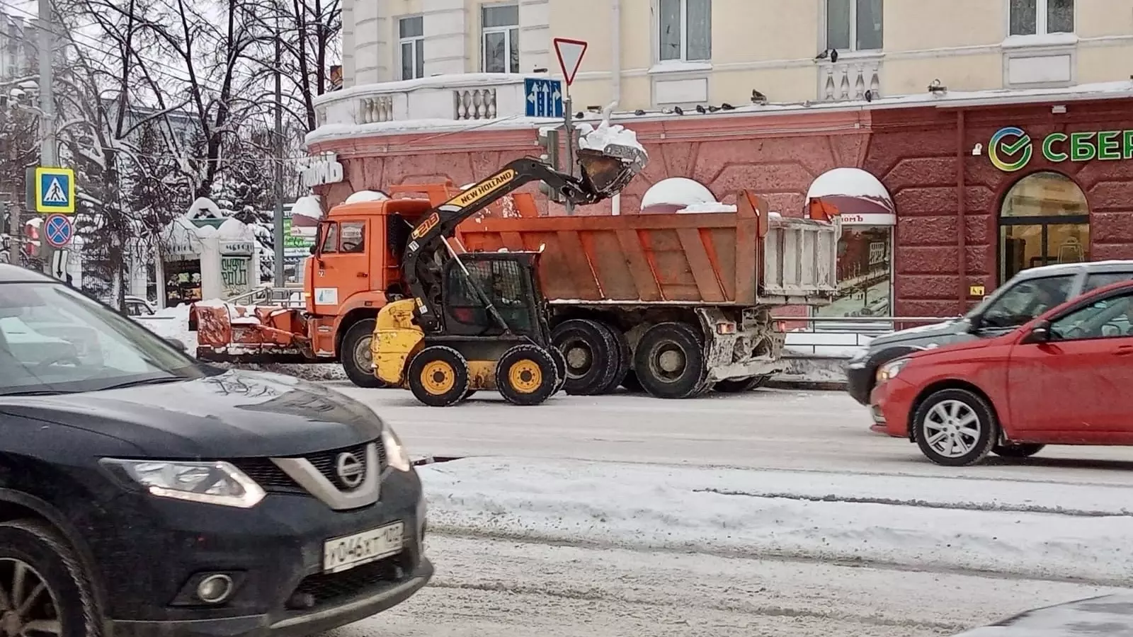 Дорожные рабочие вывезли и дорог Нижнего Тагила тысячи тонн снега