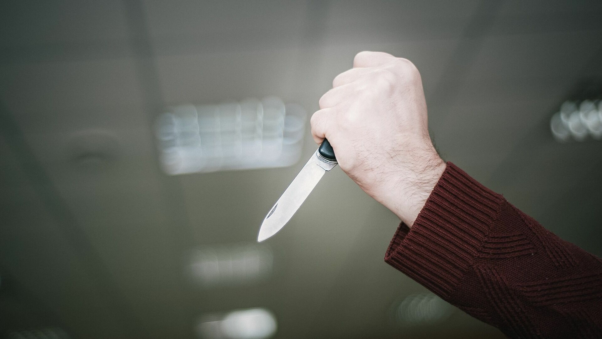 В Екатеринбурге разбойник украл нож из мастерской и угрожал им продавцу