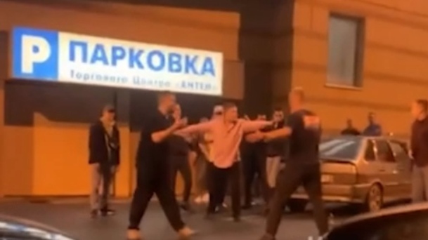 Пьяные мужчины устроили массовую драку в Екатеринбурге