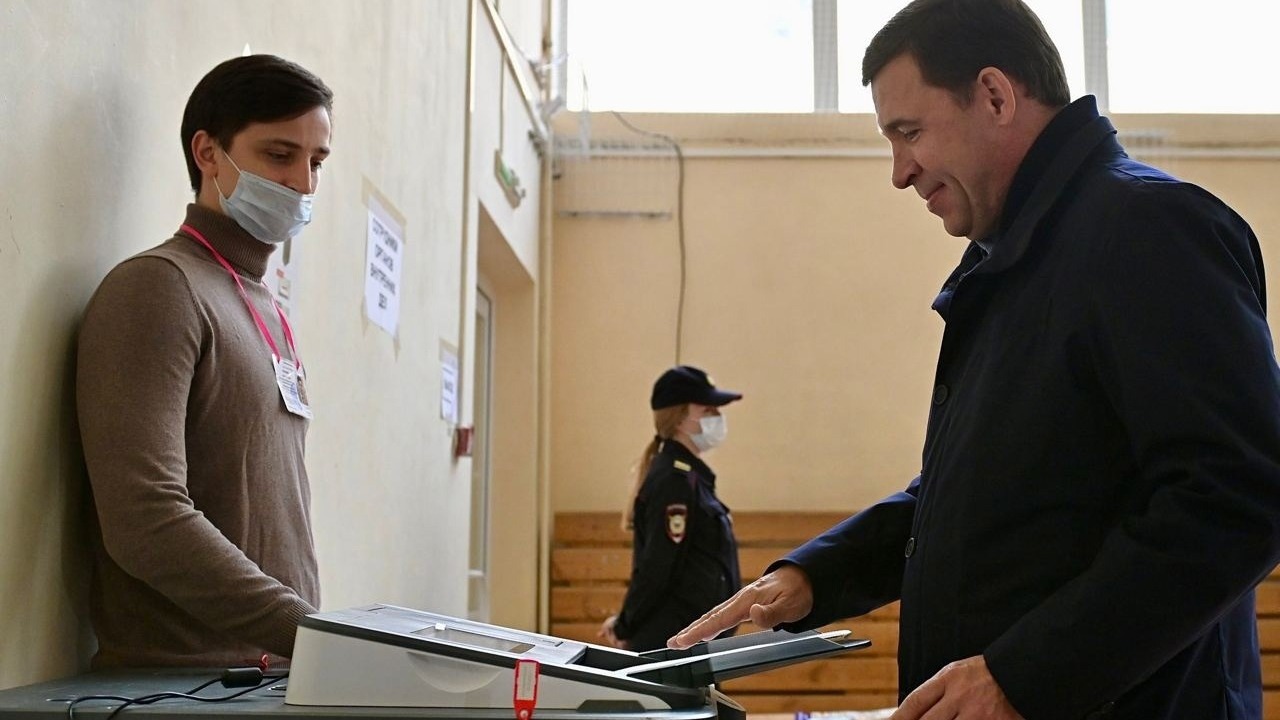 Евгений Куйвашев проголосовал на выборах губернатора Свердловской области