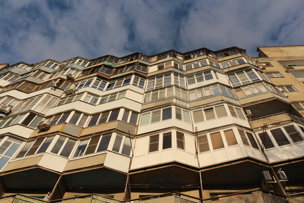 Голый мужчина второй день пугает жильцов многоэтажки в Екатеринбурге