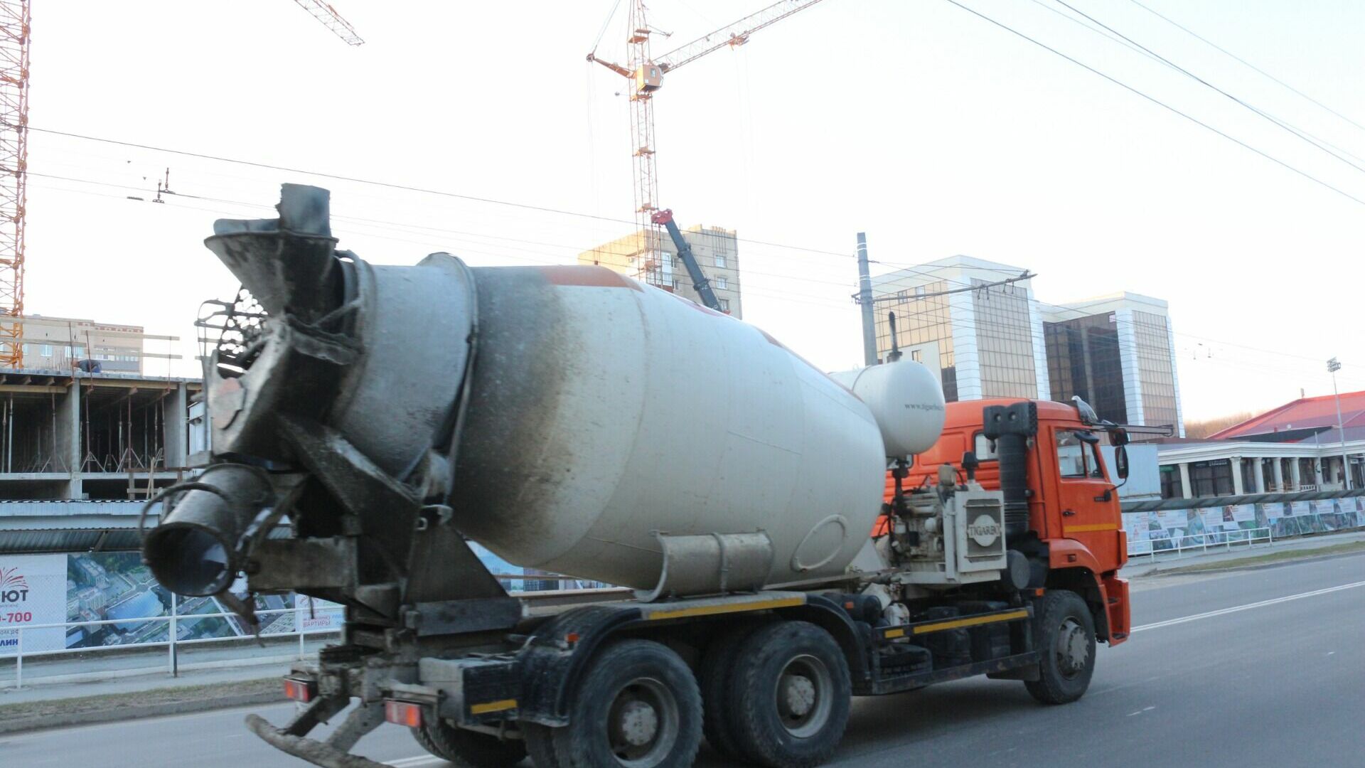 В Екатеринбурге бетономешалка рухнула в котлован стройки