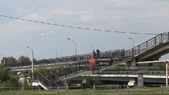 Неизвестные устроили прыжки в воду с моста у парка «Народный» в Нижнем Тагиле