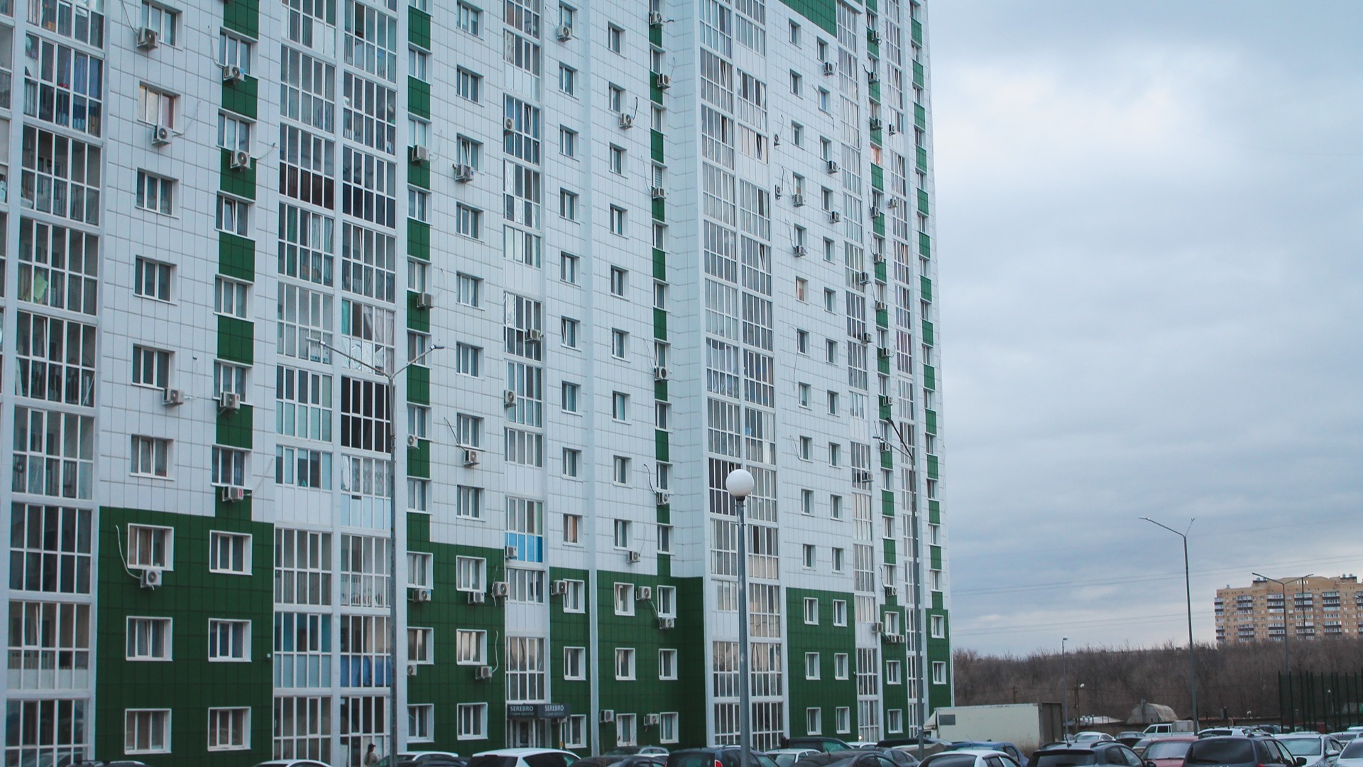 Житель Екатеринбурга открыл стрельбу со своего балкона и ранил двоих людей