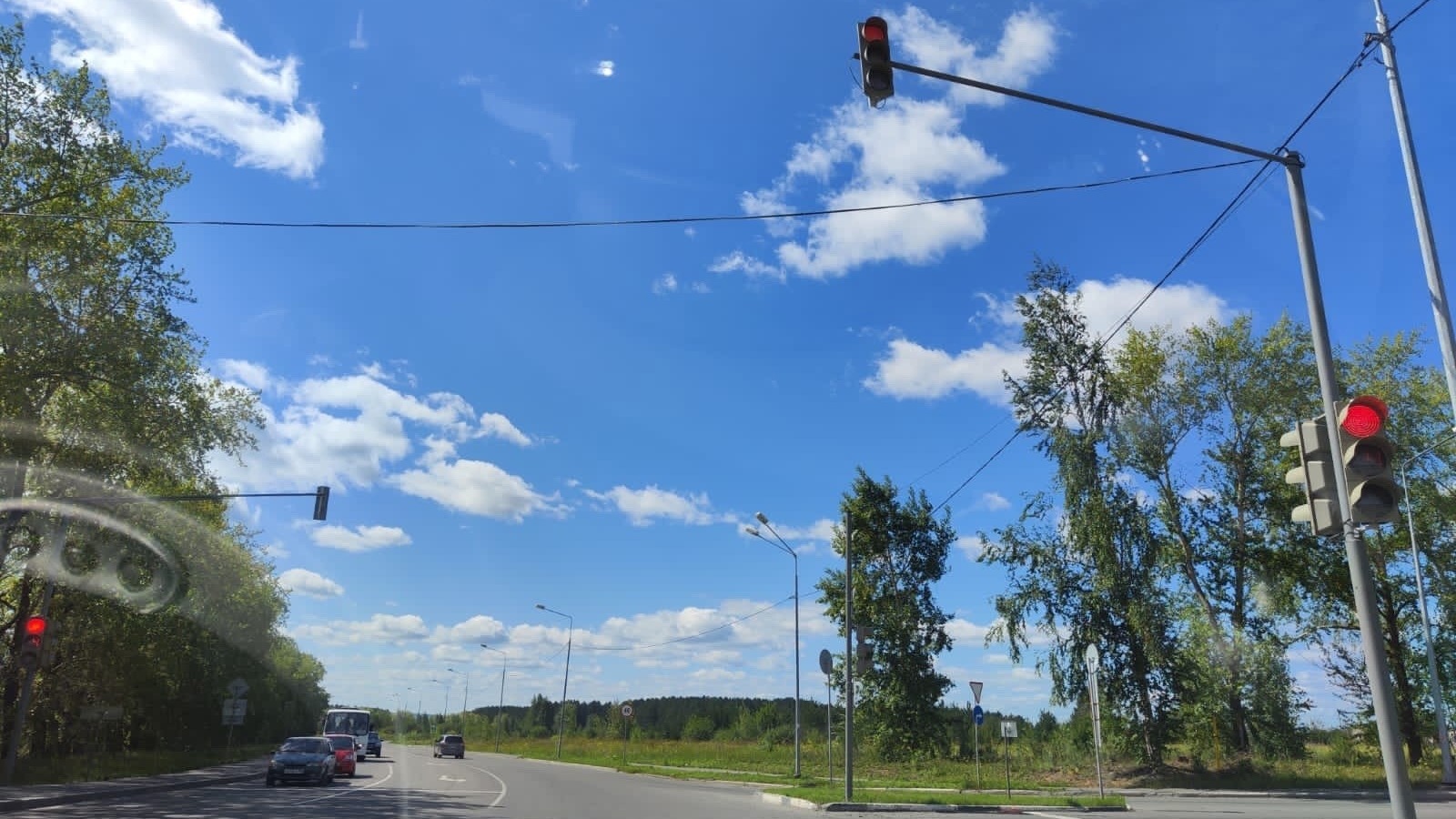 Светофор заработал на перекрестке улиц Алтайская — Боровая в Нижнем Тагиле