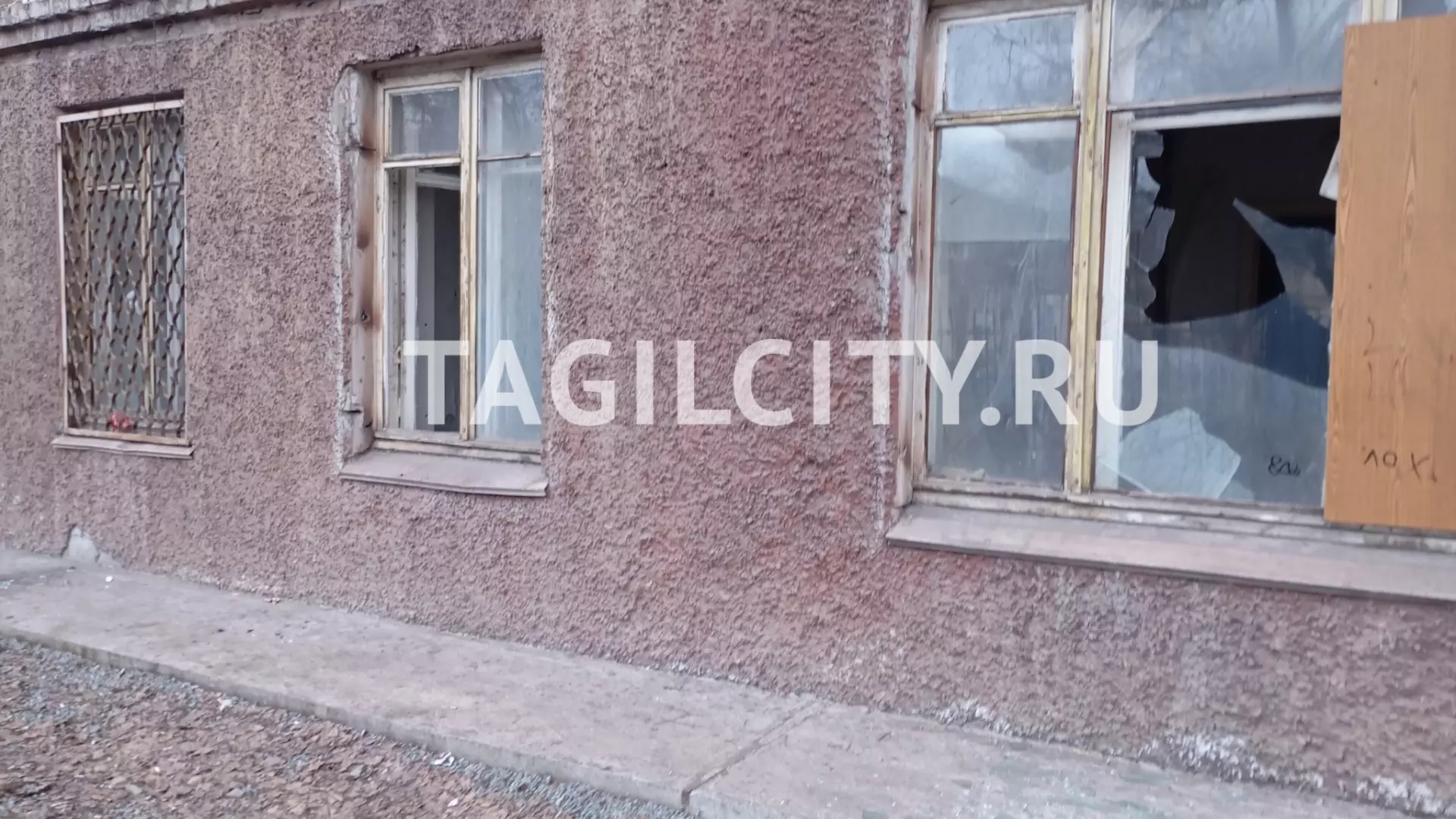 В Нижнем Тагиле подростки разбили окна в нежилом помещении дома