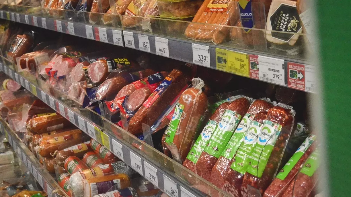 В свердловские магазины могла попасть зараженная опасным вирусом колбаса