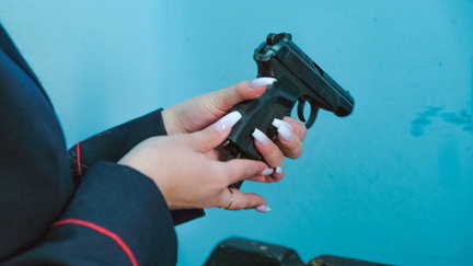 Мужчина с пистолетом угрожал сотрудникам УК в Каменске-Уральском