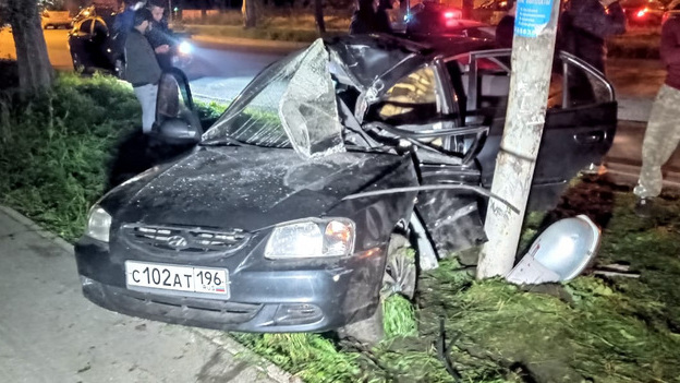 Водитель автомобиля влетел в столб в Екатеринбурге