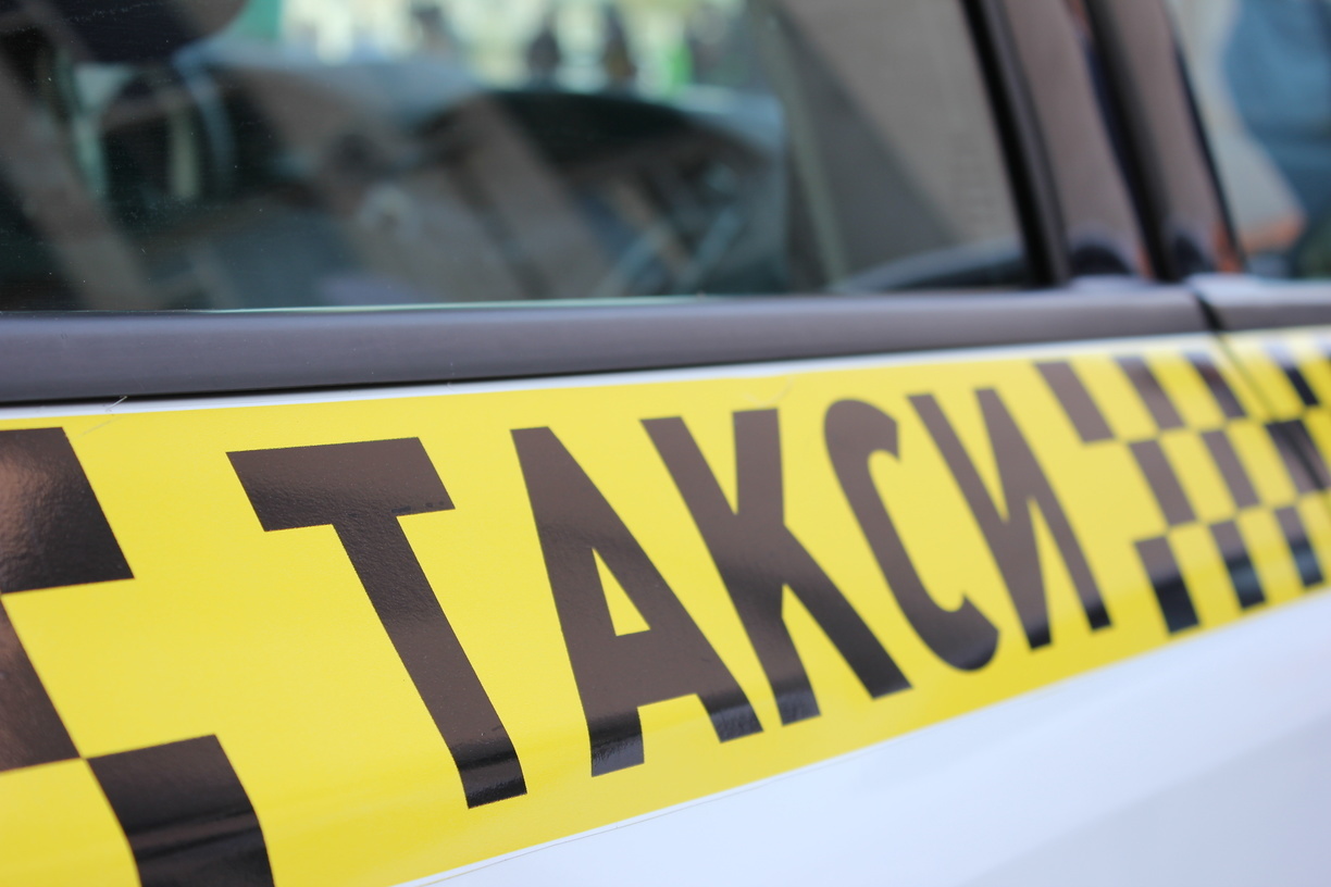 В ДТП с автомобилем такси в Екатеринбурге пострадали двое