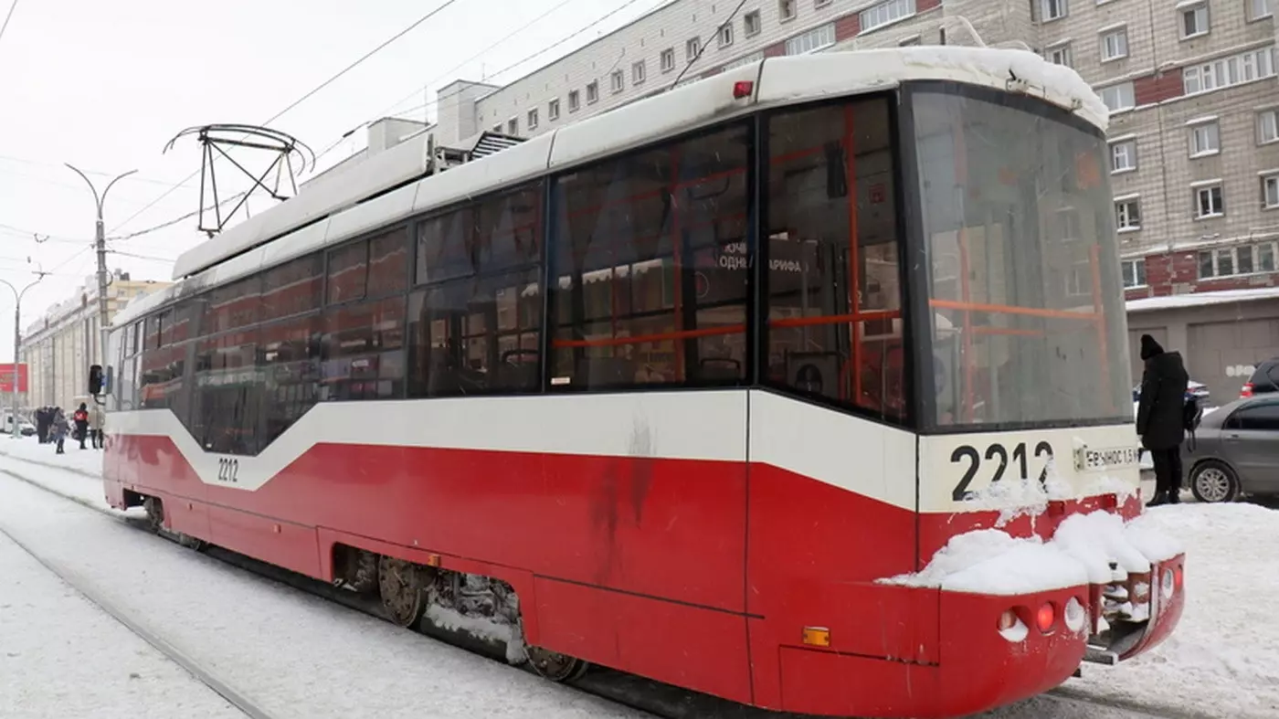 На трамвайной линии Екатеринбурга приостановили движение в связи с аварией