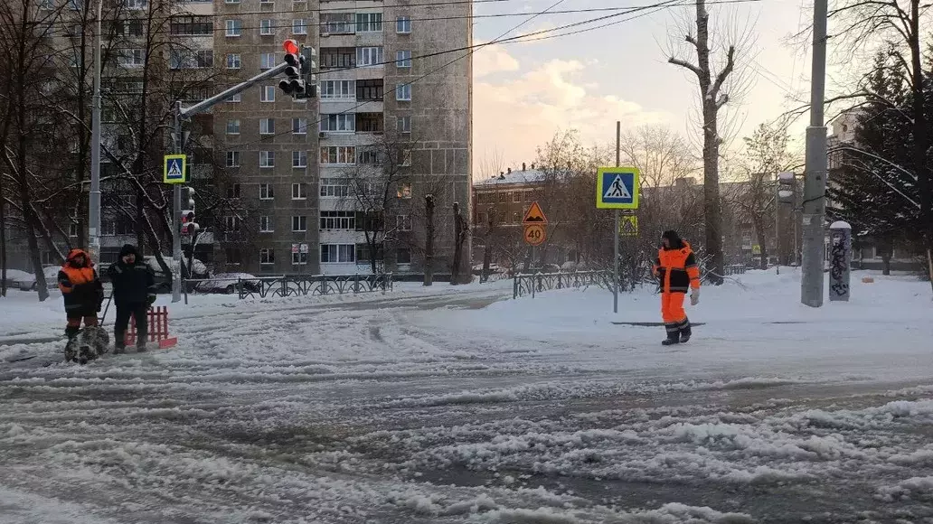 Канализационные стоки затопили улицу на Уралмаше в Екатеринбурге