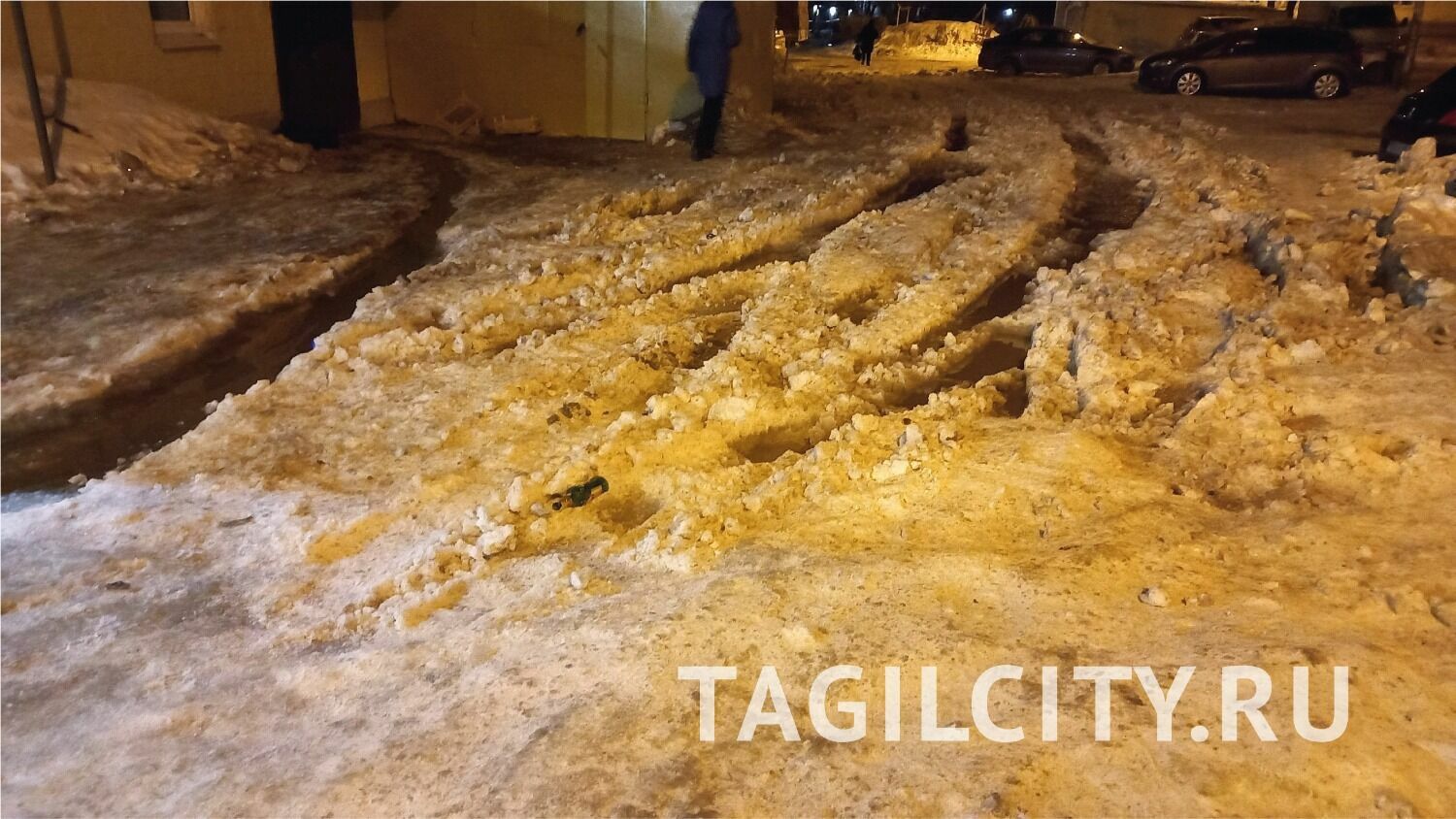 Ледяная дорога по улице Красноармейская, 143 в Нижнем Тагиле