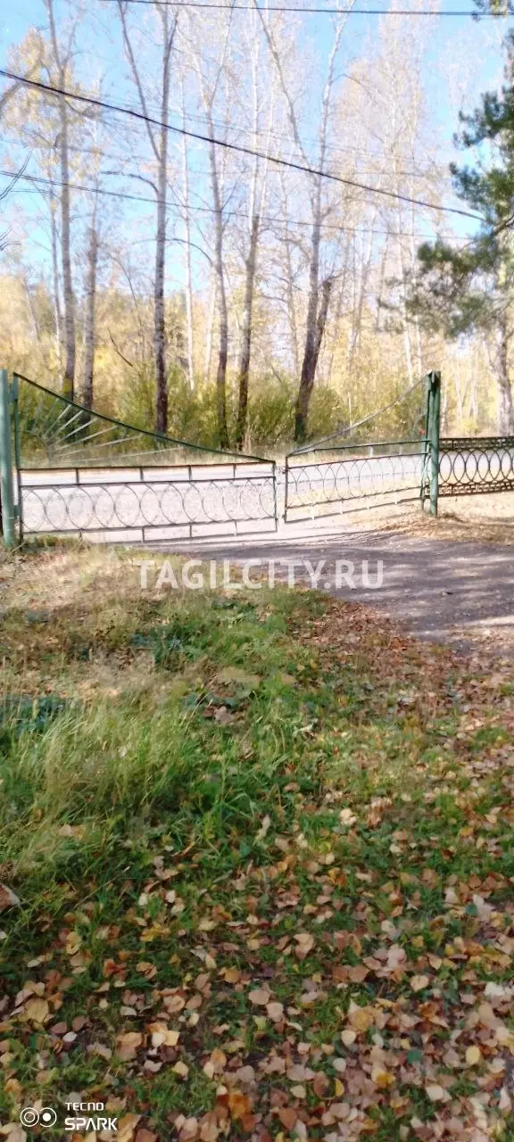 Закрытые ворота в парк поселка Первомайский