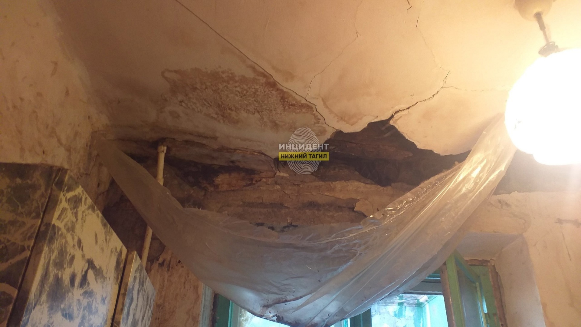 Из-за разрушающегося потолка в одном из домов Нижнего Тагила СК начал проверку