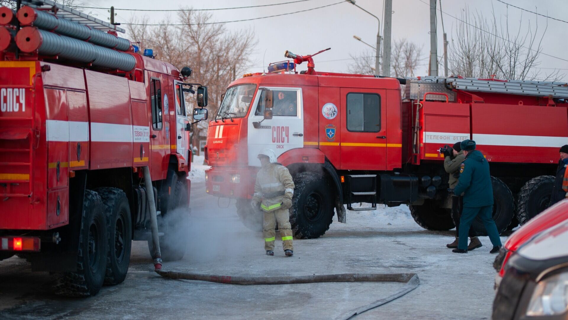 Из-за лесного пожара трассу в Свердловской области затянуло дымом