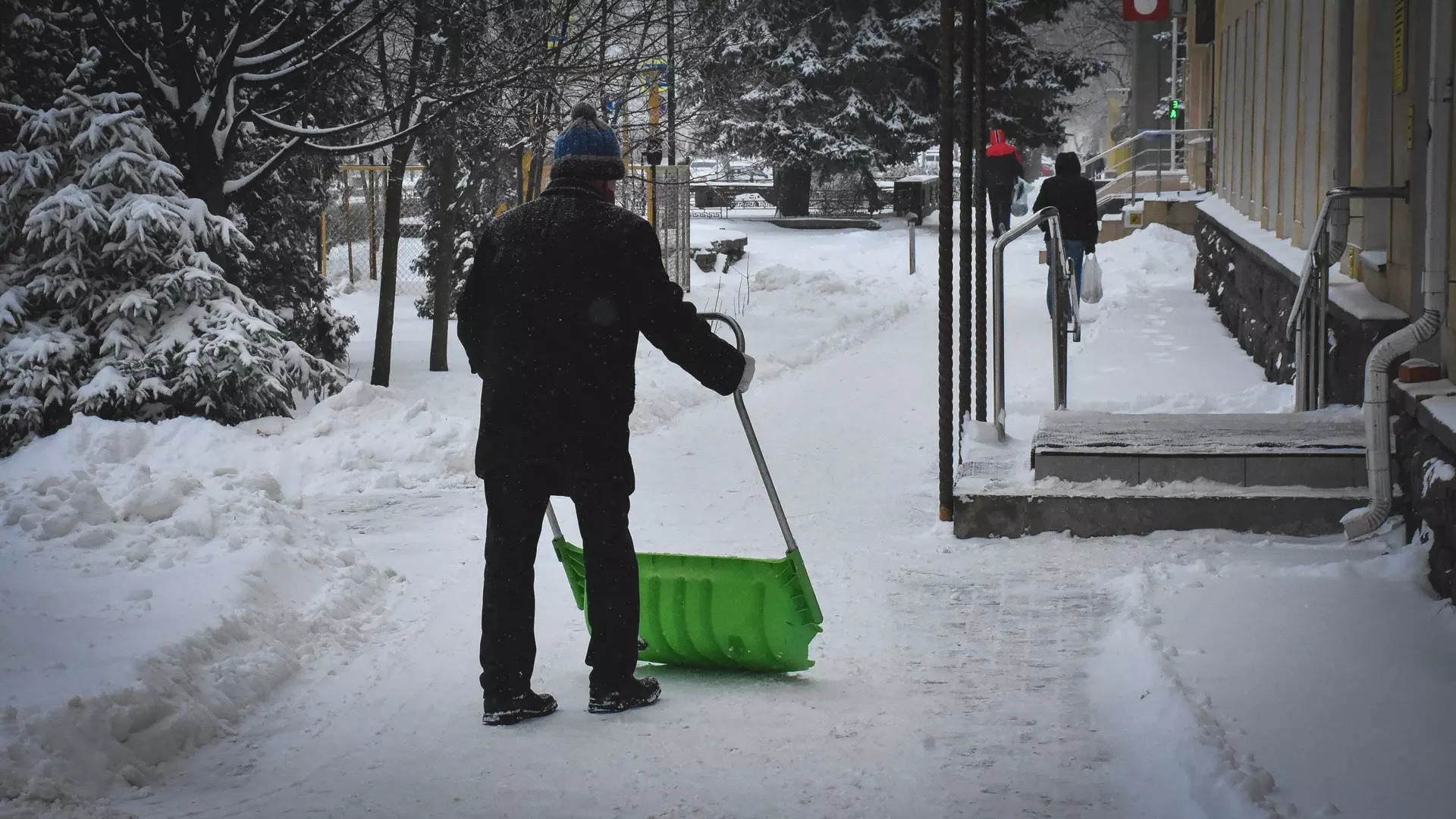Лопаты стали разбирать в магазинах Екатеринбурга из-за снегопада