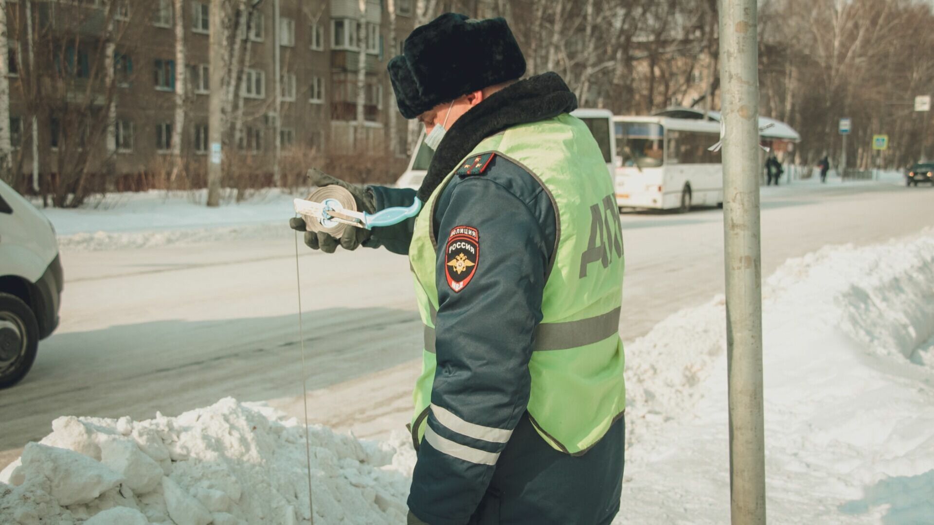 Водитель из Екатеринбурга сбросил сверток с наркотиками в снег перед автоинспектором