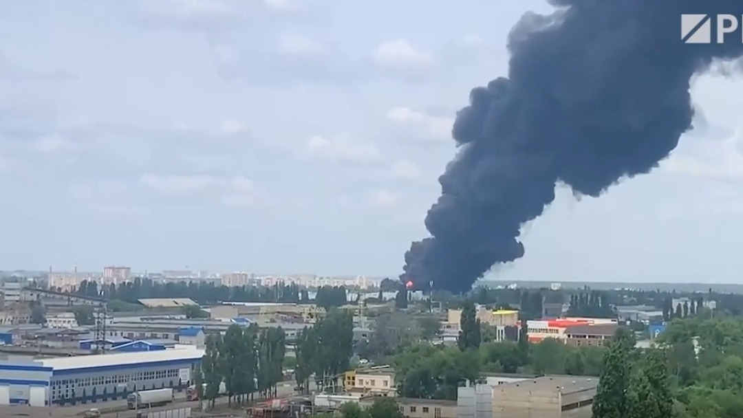 Резервуар с топливом загорелся на нефтебазе в Воронеже