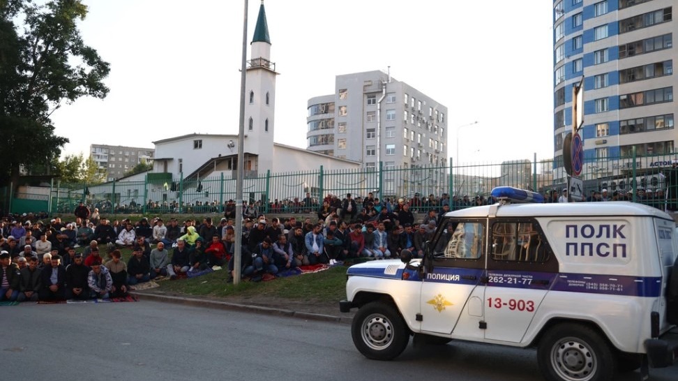 Мусульмане перекрыли центр Екатеринбурга для проведения праздника