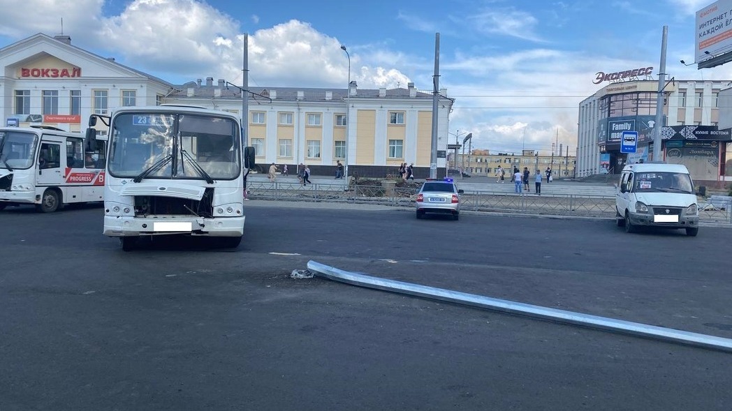 Водитель пассажирского автобуса снес электроопору у вокзала в Нижнем Тагиле