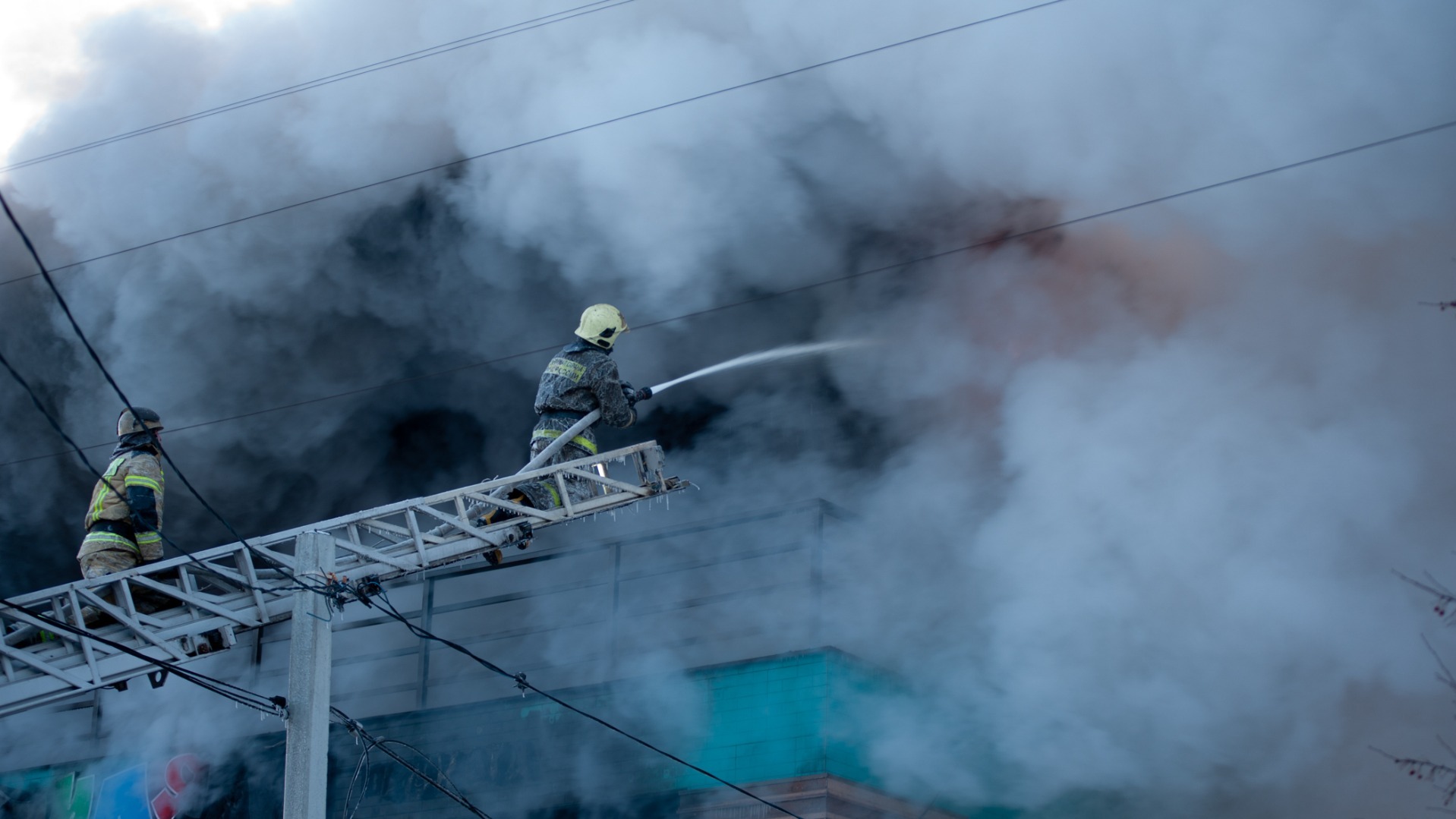 Пожар на складе Ozon уничтожил товары на миллионы рублей