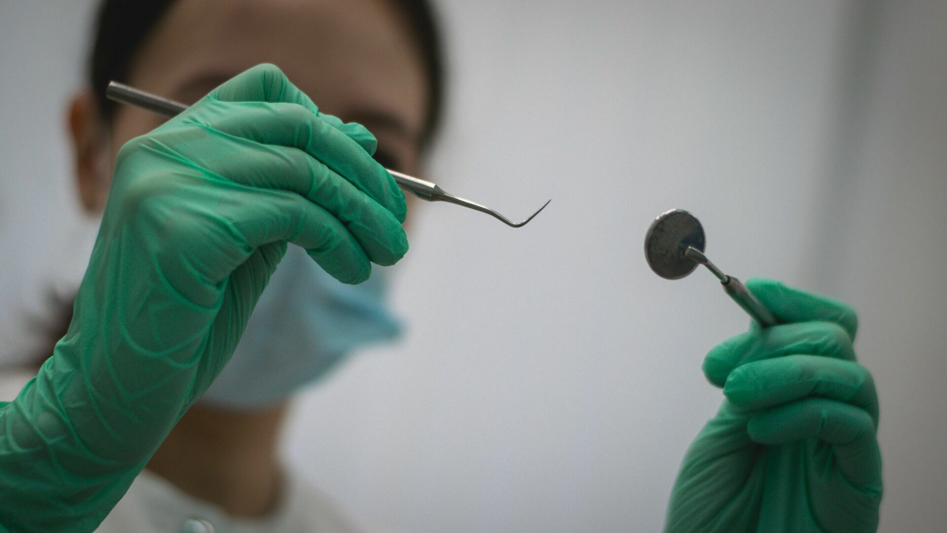 Подпольную стоматологию в гаражах обнаружили в Дегтярске