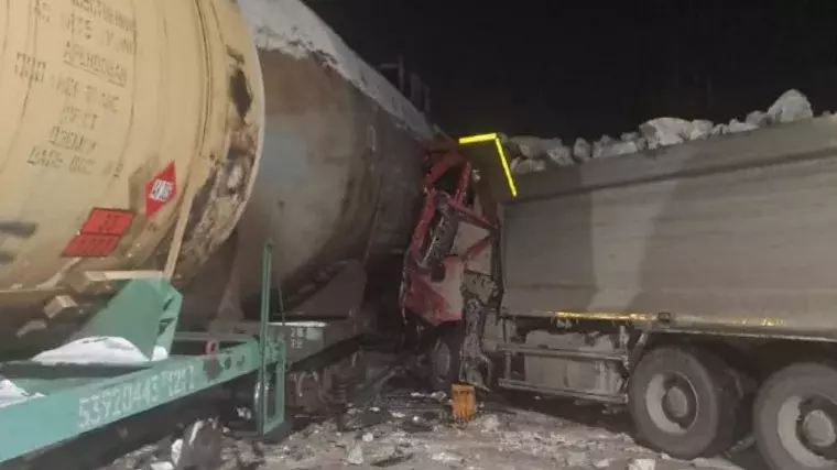Грузовая машина врезалась в товарный поезд в Екатеринбурге