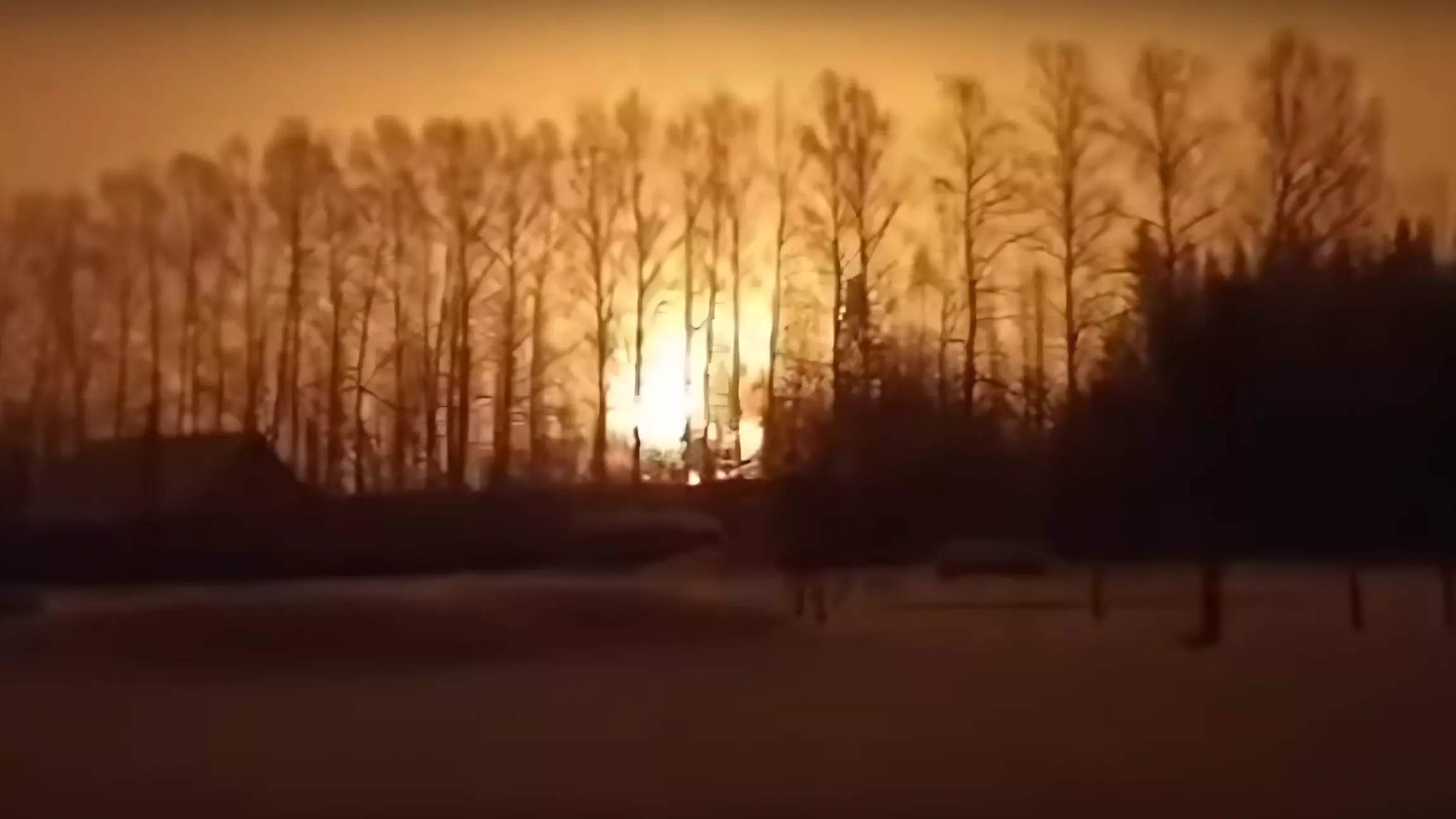 Крупный пожар разгорелся на газопроводе в Пермском крае