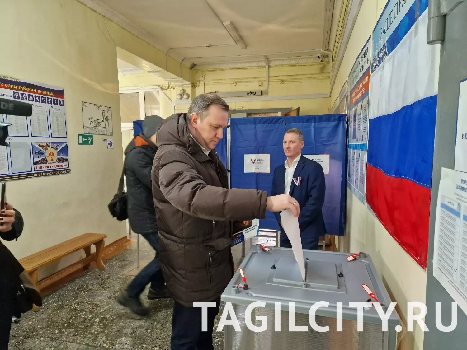 Глава города Нижний Тагил с супругой Еленой на выборах президента России.