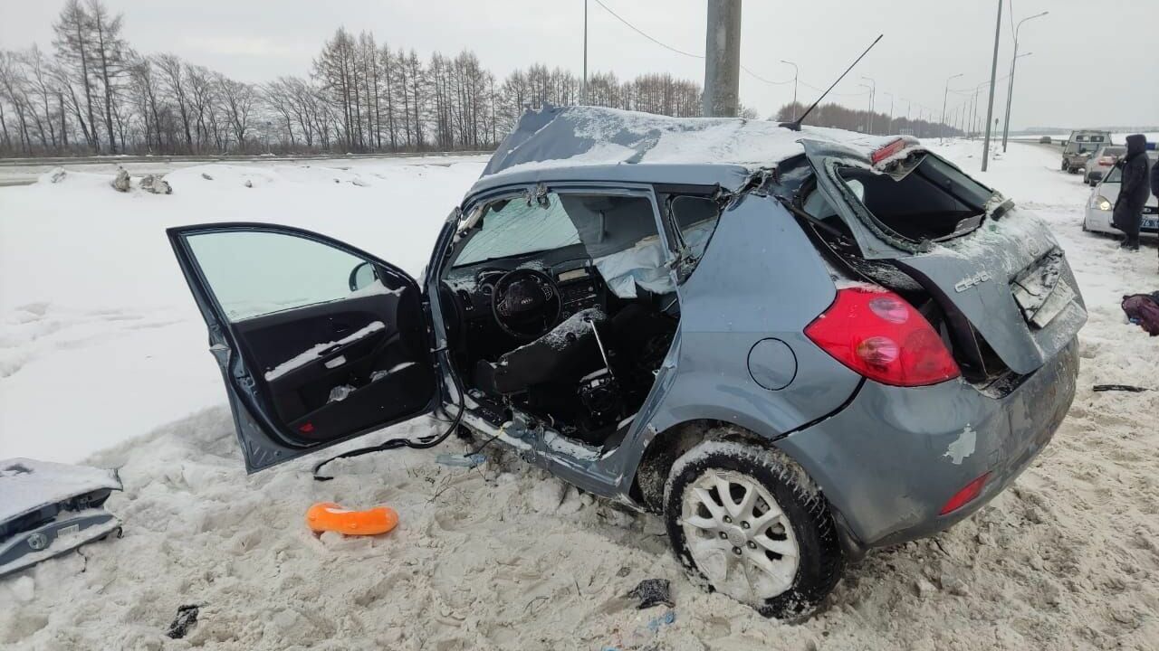 Водитель и пассажир скончались после ДТП с опорой ЛЭП на трассе Екатеринбург-Тюмень