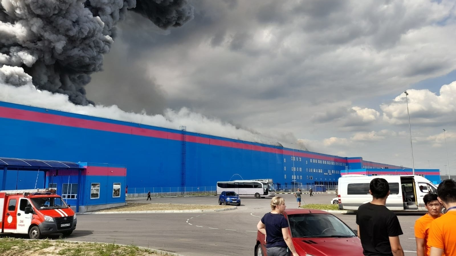 Огромный склад Ozon с тоннами товаров для покупателей полыхает в Подмосковье