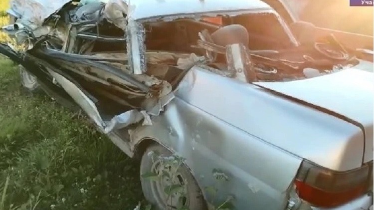 Выжившую в аварии с лесовозом девочку доставили в Екатеринбург