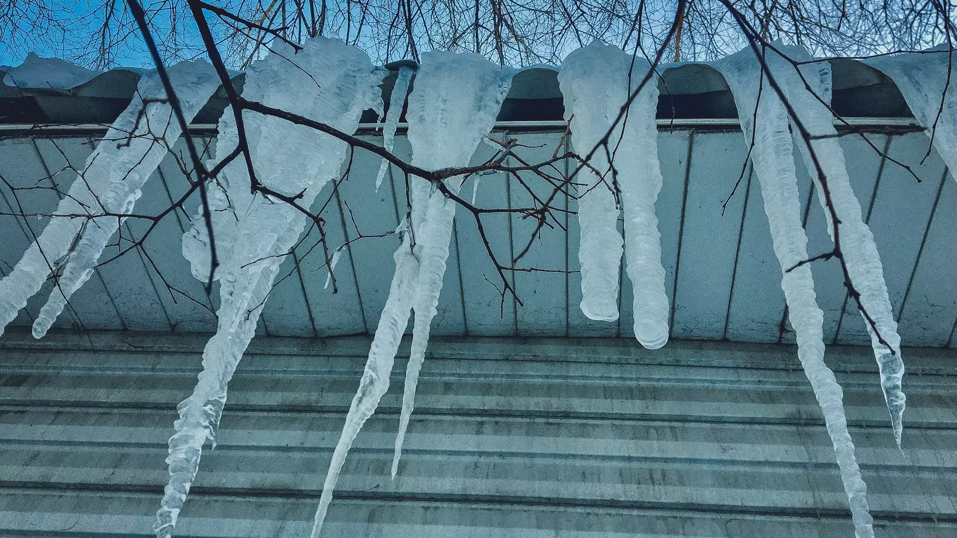 В Екатеринбурге глыба снега чуть не убила школьницу у подъезда