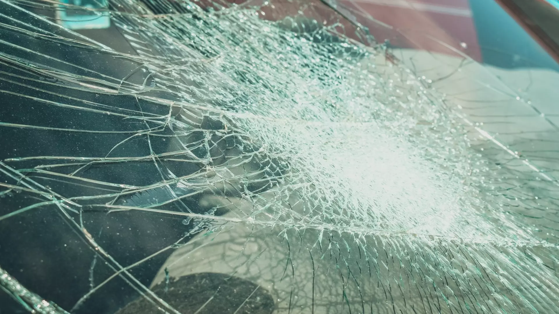 Житель Нижнего Тагила разбил головой стекло в кафе