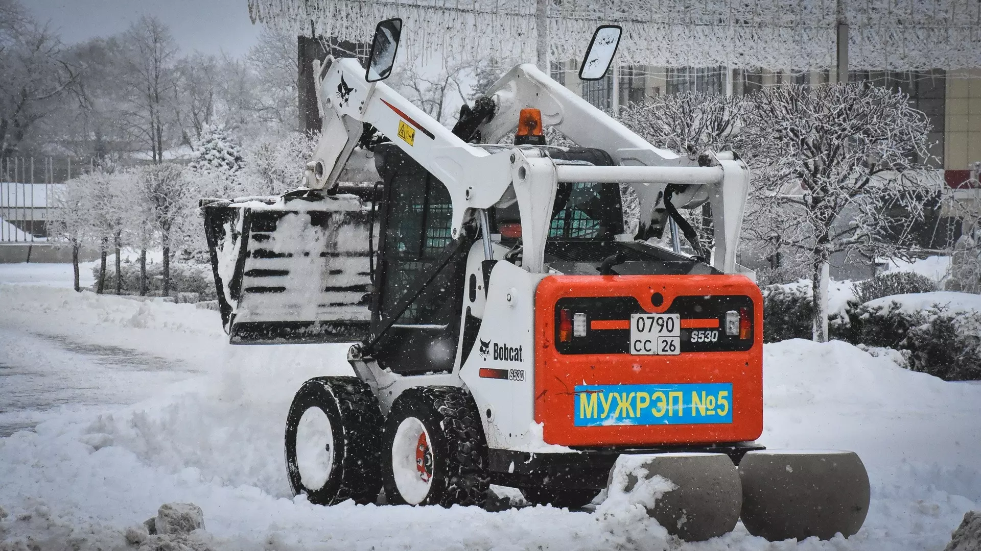 Из-за снегопада в Екатеринбурге взлетели цены на работу дворников