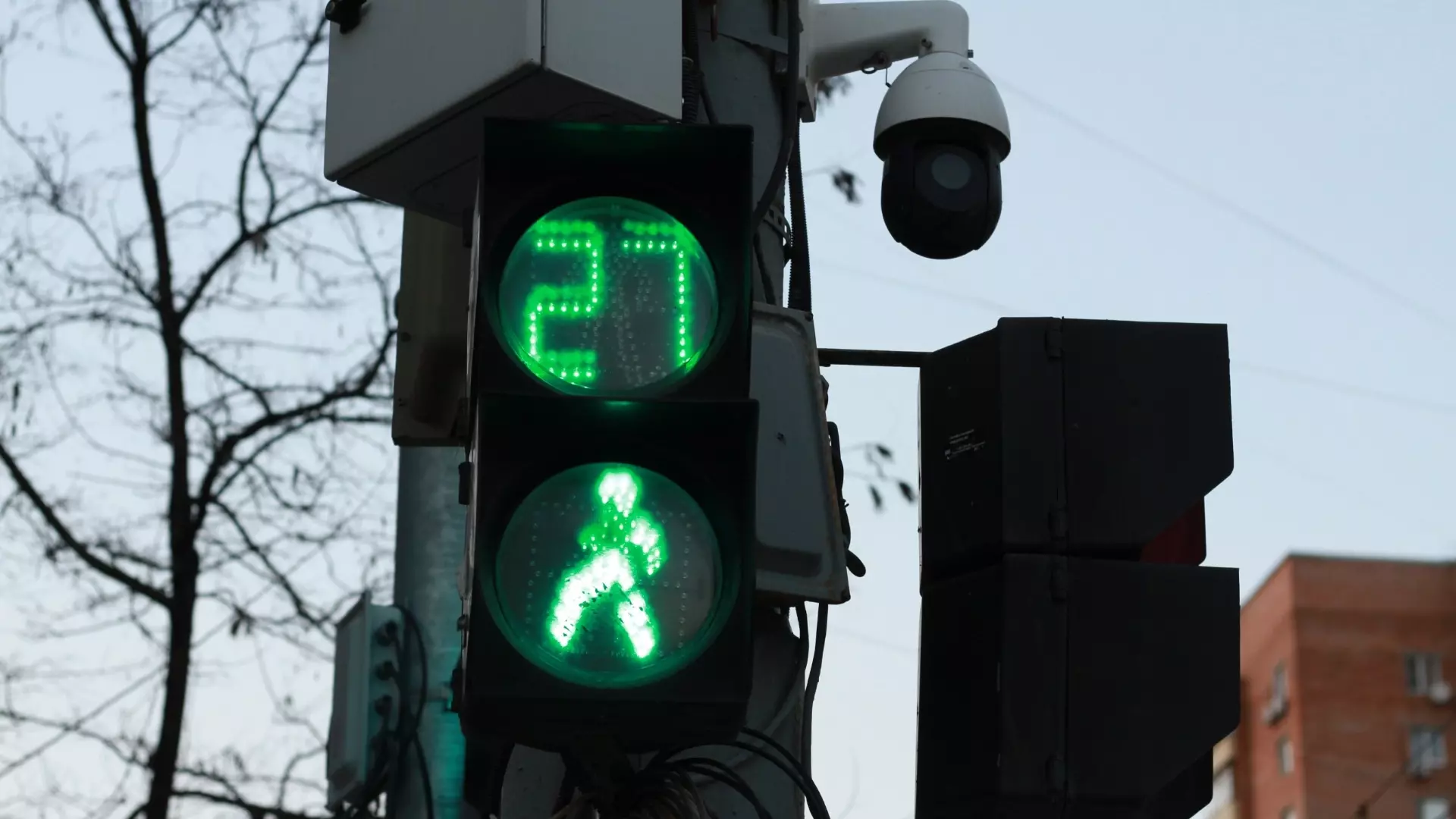 Светофор на перекрестке в Дзержинском районе Нижнего Тагила временно не работает