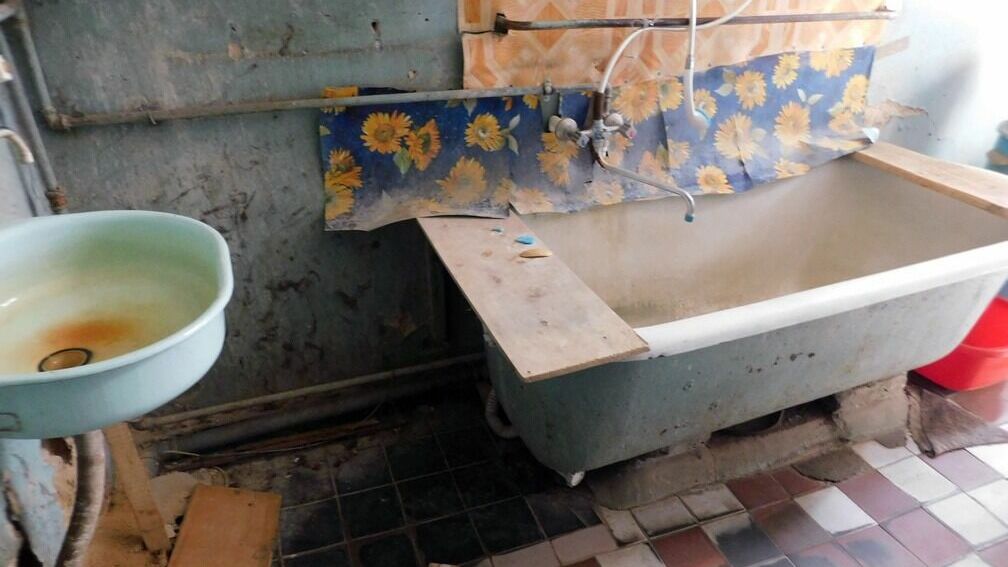 Инвалиду СВО из Екатеринбурга предложили поселиться в квартире с разбитыми окнами