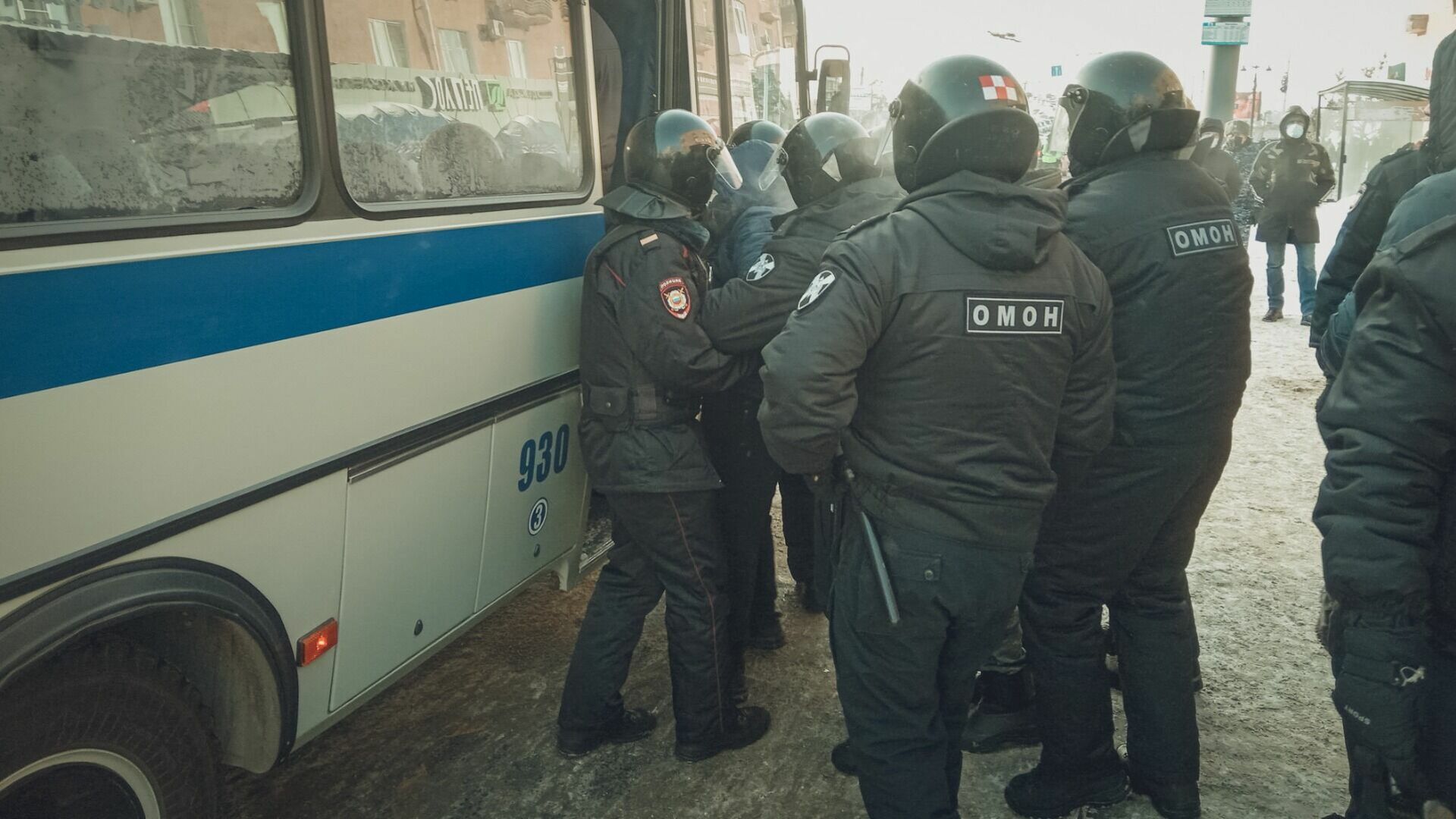 В Екатеринбурге люди с автоматами скрутили девушку и двух мужчин