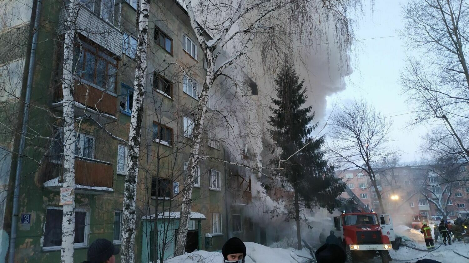 Два человека погибли из-за взрыва газа в многоэтажке в Новосибирске