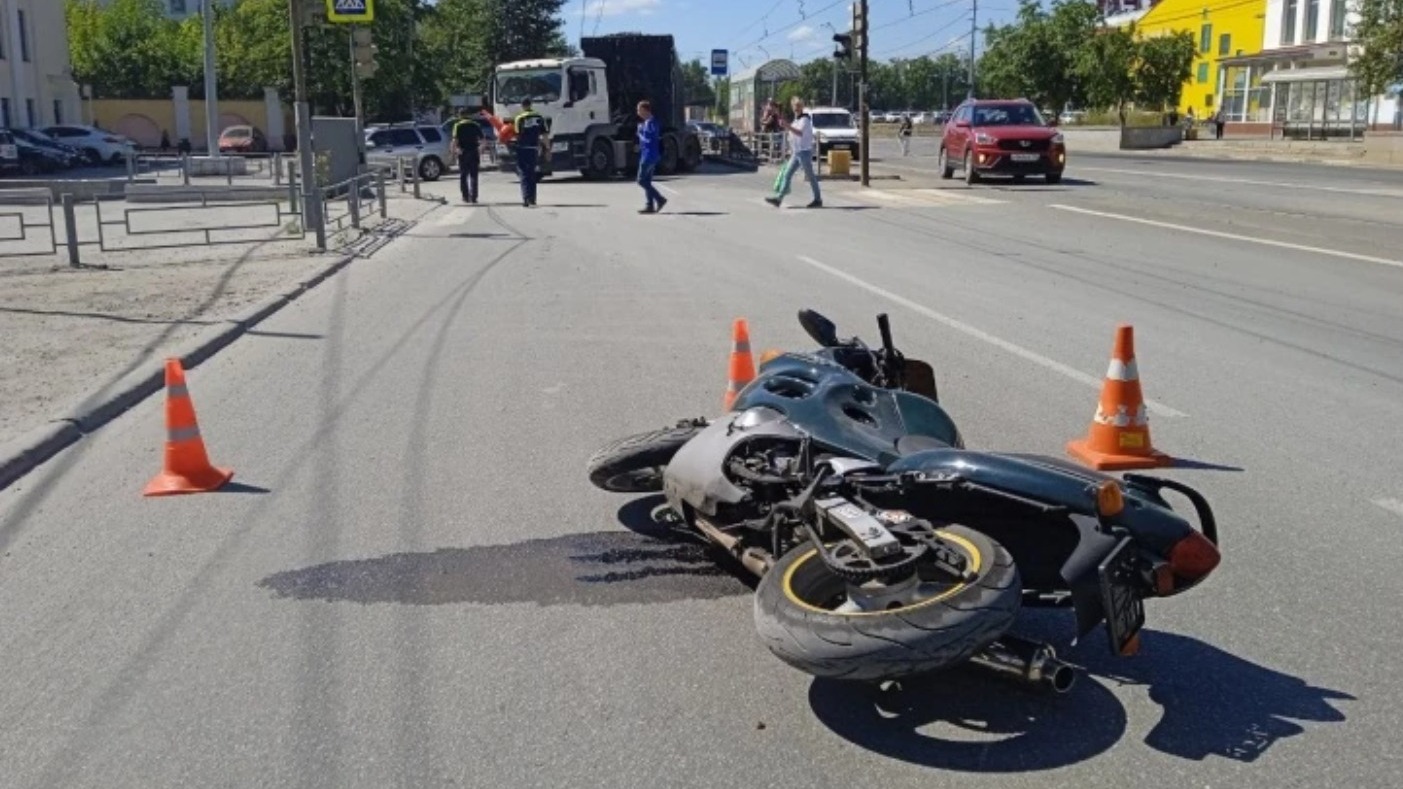 Мотоциклист погиб после ДТП с груженой фурой в Екатеринбурге