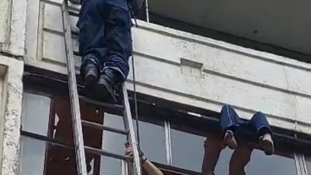 Житель Нижнего Тагила застрял на балконе из-за плохого самочувствия