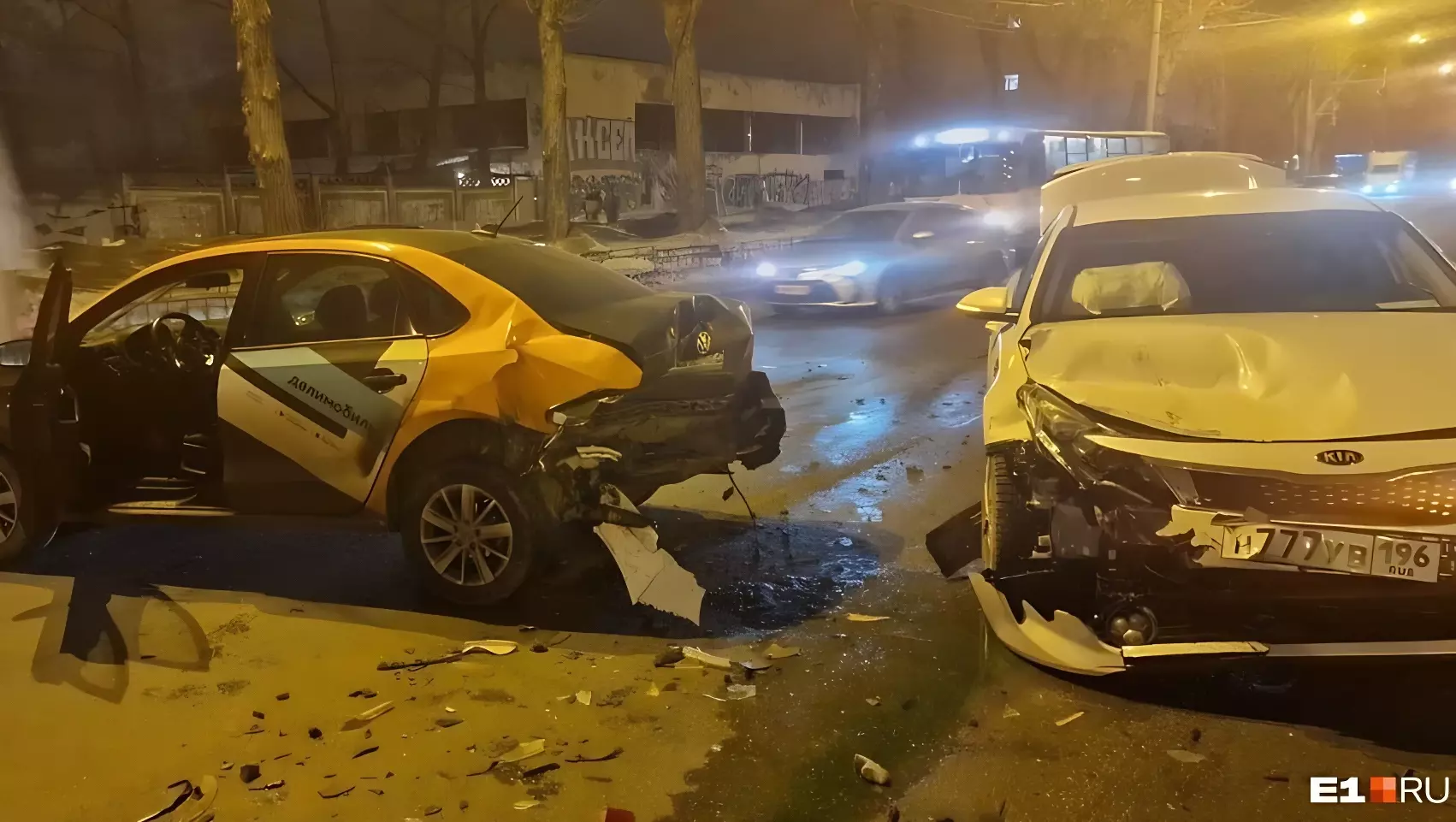 Каршеринговый автомобиль в Екатеринбурге попал в аварию после поломки
