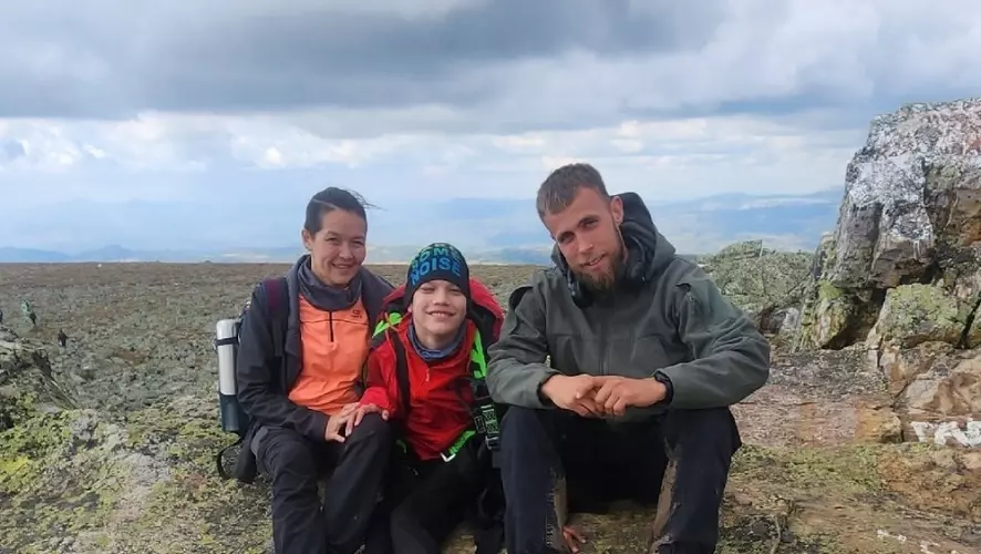 Школьник с ДЦП из Екатеринбурга покорил вершину в 1,5 тысячи метров