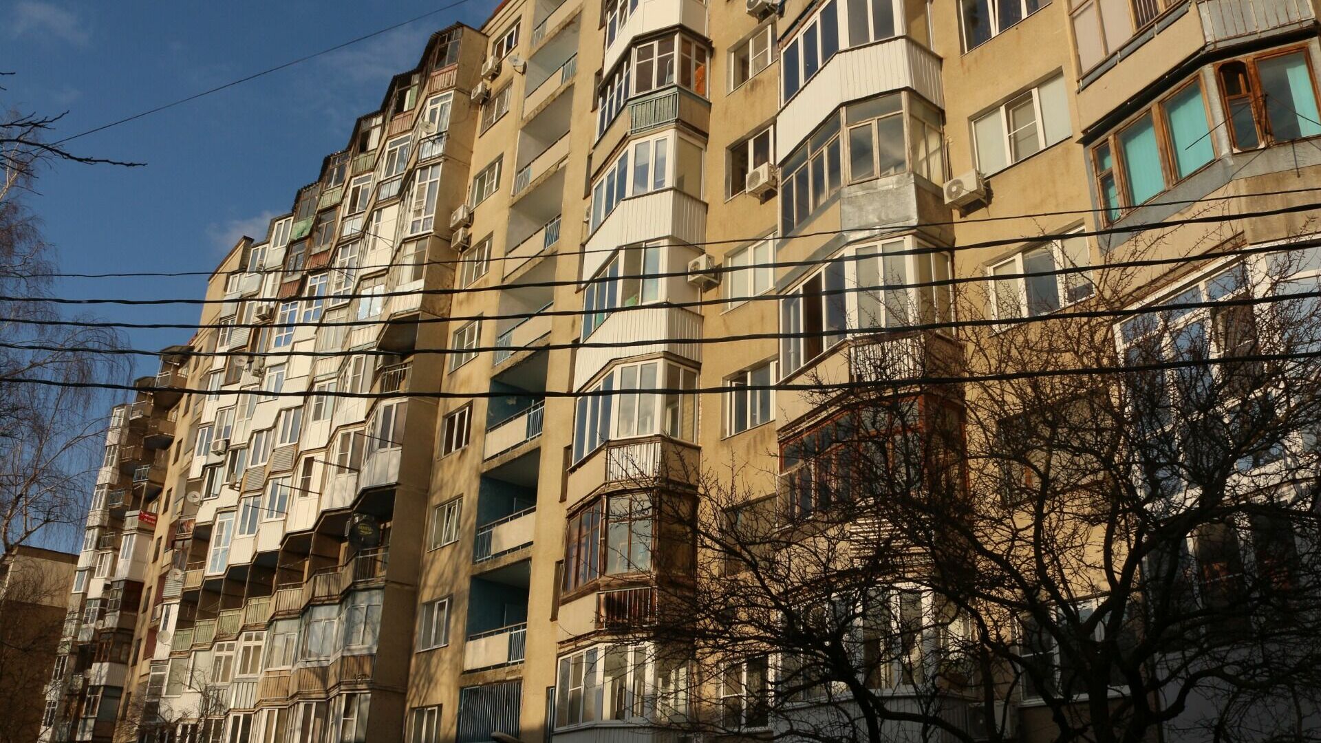 Житель Екатеринбурга пострадал во время пожара на балконе многоэтажного дома
