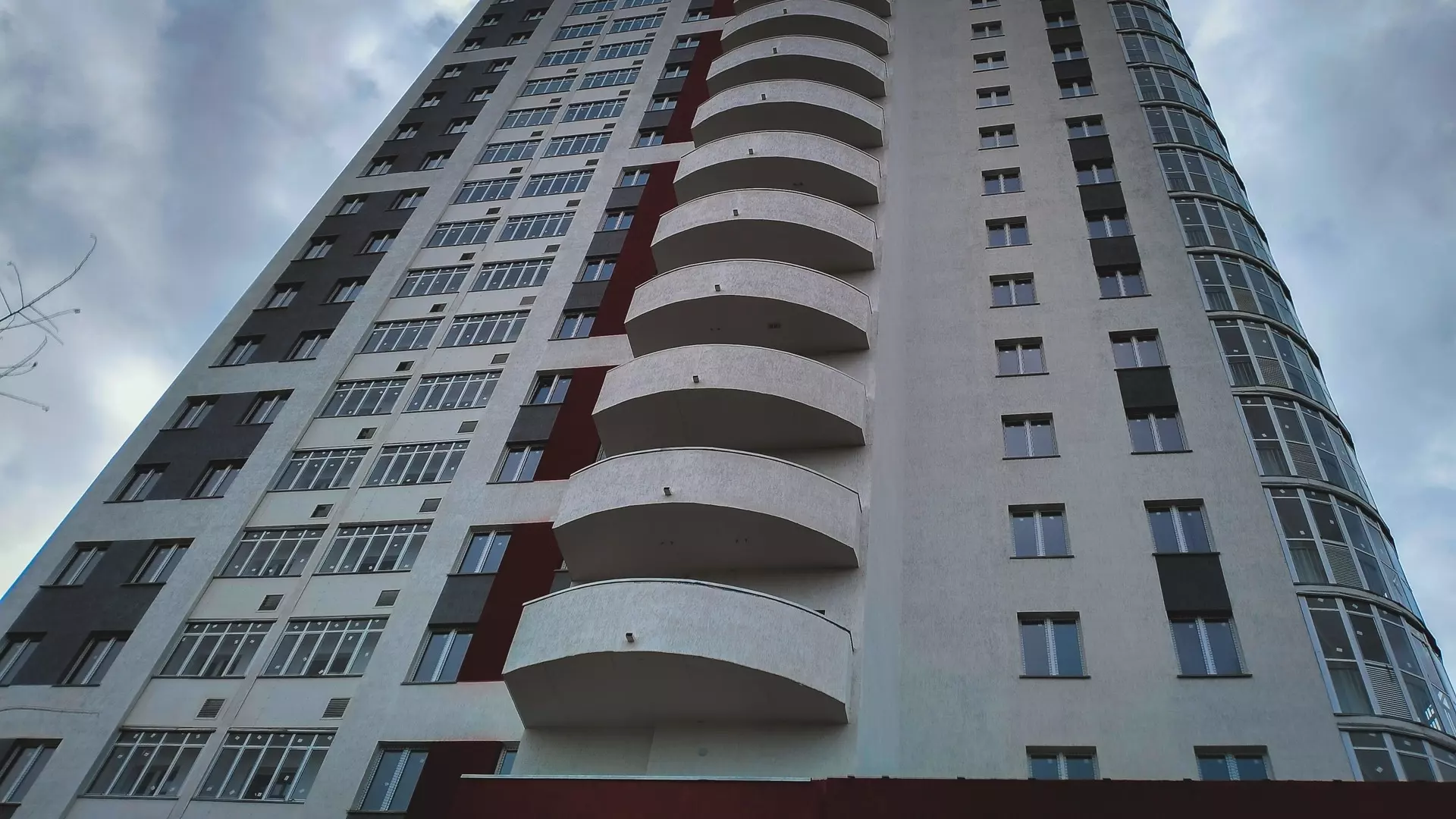 Мужчина в Екатеринбурге упал с многоэтажки