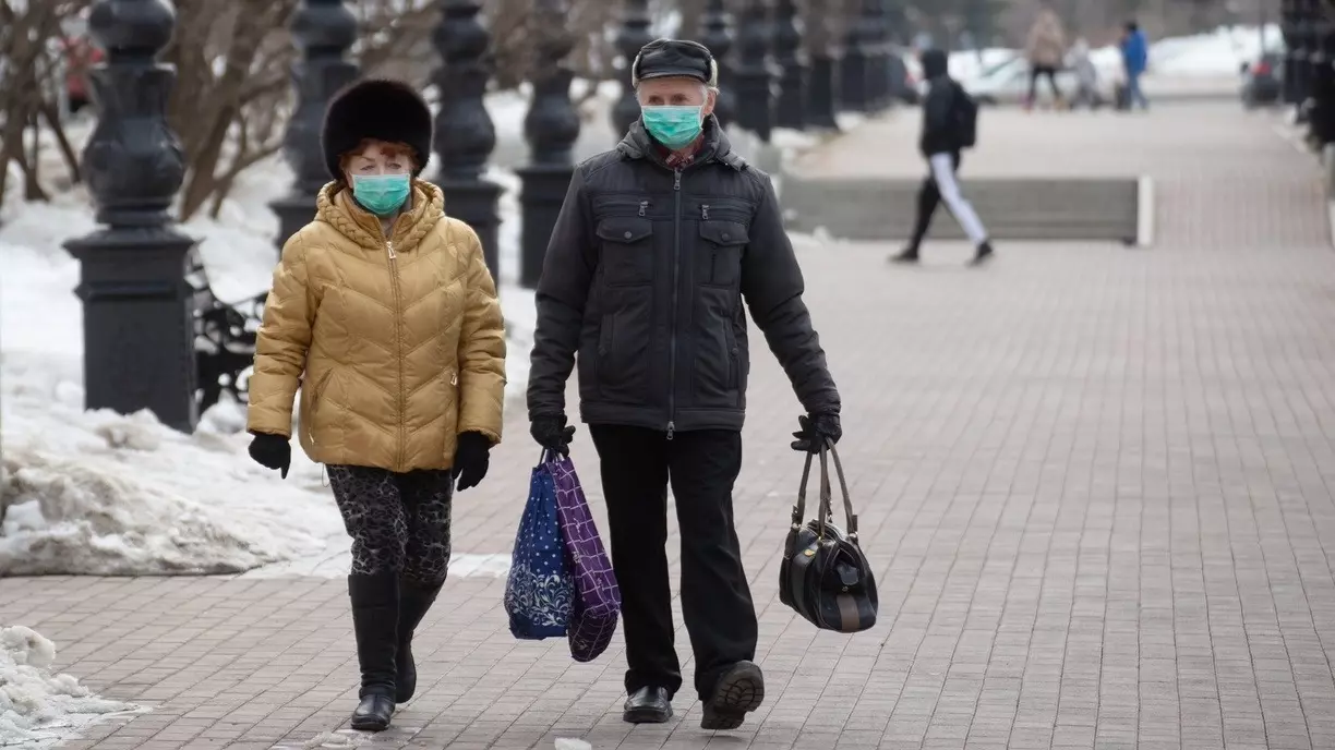 Свердловских пенсионеров пугают фейком об отравленных медицинских масках