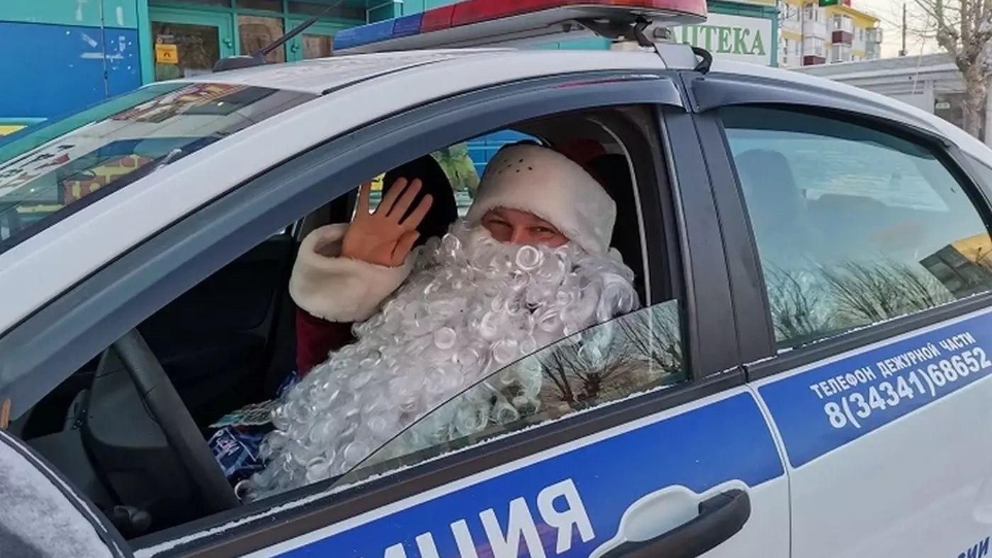 Дед-морозы полицейские напомнили свердловчанам о безопасности в Новый год